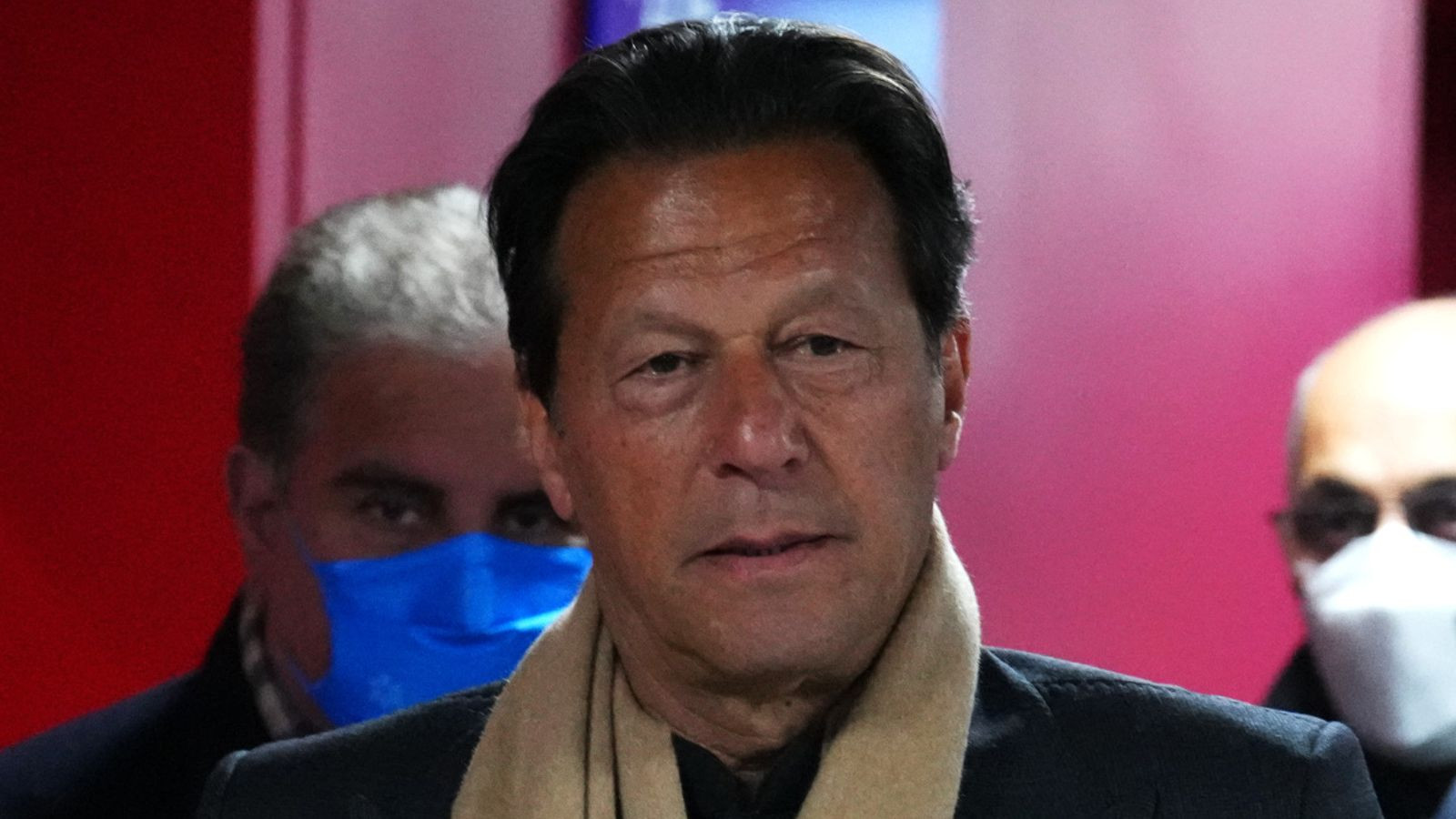 पाकिस्तानका पूर्वप्रधानमन्त्री खानलाई १२ मुद्दामा जमानत